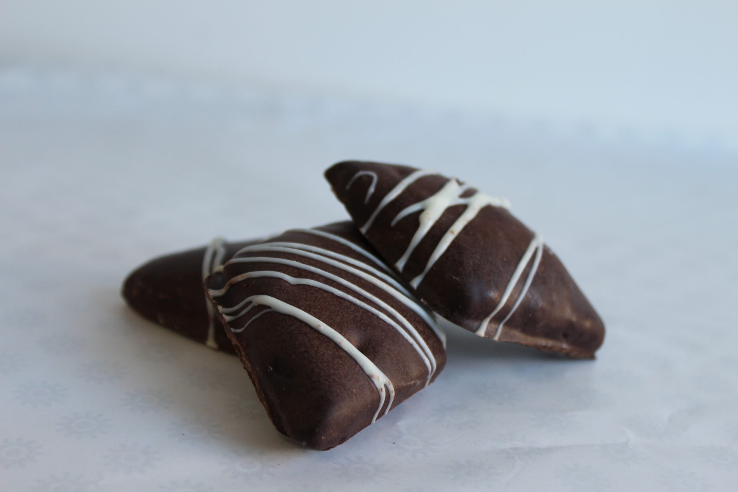 Mostaccioli classici con decorazione di cioccolato bianco